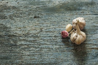 Ahşap masa üzerinde diş sarımsak vintage arka planda mutfak masa.