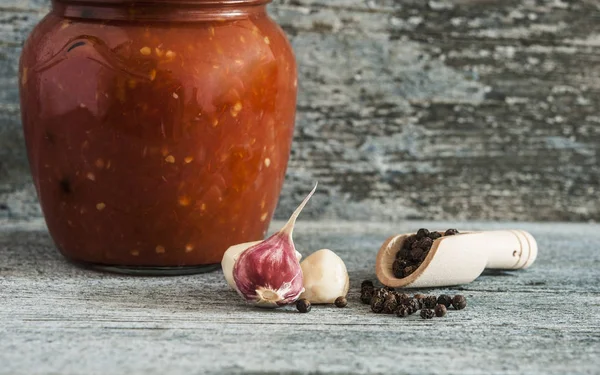 Zelfgemaakte Tomatensaus Met Kruiden Een Houten Achtergrond — Stockfoto