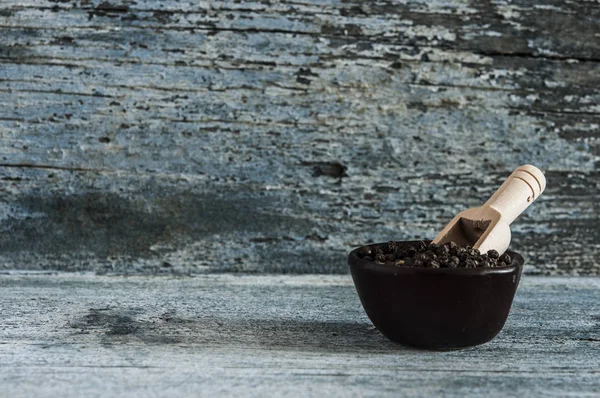 Pois Poivrés Noirs Dans Une Assiette Marron Close — Photo