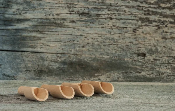 Vier Leere Holzschöpfe Auf Holztisch — Stockfoto