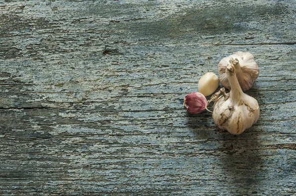 Ahşap masa üzerinde diş sarımsak vintage arka planda mutfak masa.