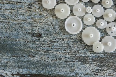 ahşap arka plan üzerinde birbirine bağlı dişli grubu. Kavram çalışması.