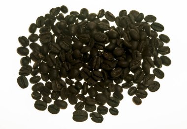 kahverengi kavrulmuş kahve çekirdeği beyaz zemin üzerine izole. sıcak içecek Arapça kavurma kahve madde.