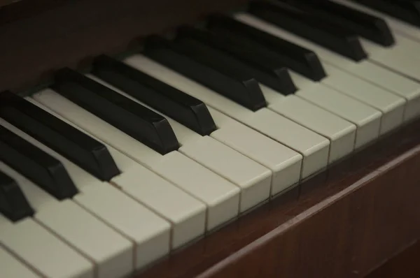 Gros Plan Des Touches Blanches Noires Sur Piano — Photo