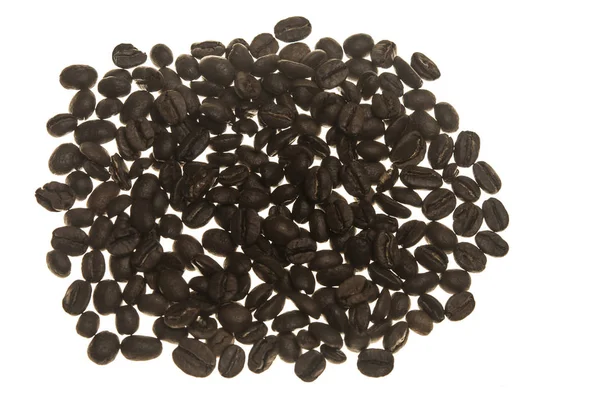 kahverengi kavrulmuş kahve çekirdeği beyaz zemin üzerine izole. sıcak içecek Arapça kavurma kahve madde.