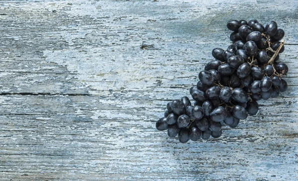 Druiven Bos Een Oude Houten Achtergrond Bovenaanzicht Kopie Ruimte — Stockfoto