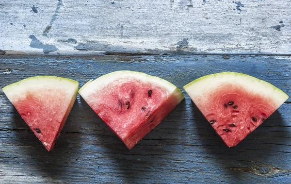 Wassermelonenscheiben Auf Rustikalem Holzhintergrund Draufsicht — Stockfoto