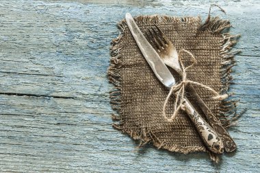 Çatal bıçak ve çatal rustik vintage kümesi. Mavi ahşap arka plan. Üstten görünüm