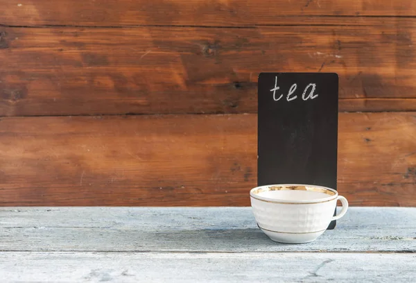 Taza Blanco Pizarra Pequeña Mesa Madera Menú Tarjeta Tarjeta Café — Foto de Stock