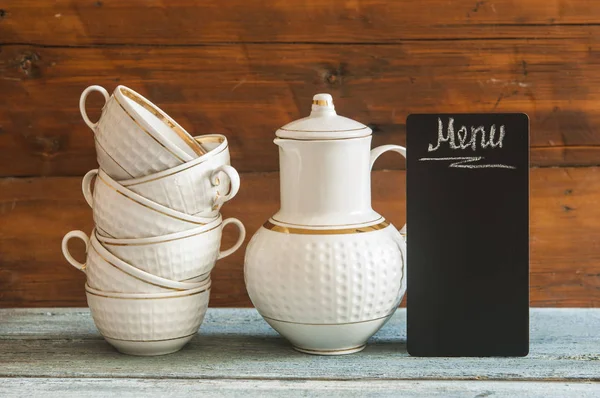 Weiße Stapelbare Kaffeetassen Und Kleine Tafel Auf Holztischplatte Menü Teekarte — Stockfoto