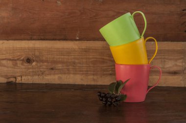 eski ahşap arka plan üzerinde renkli kahve fincanı yığını