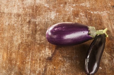 Bir ahşap yüzeyde iki patlıcan