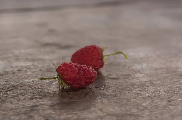 Himbeeren Mit Blättern Auf Dem Alten Holztisch — Stockfoto