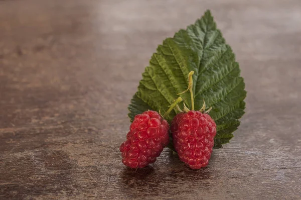 Himbeeren Mit Blättern Auf Dem Alten Holztisch — Stockfoto