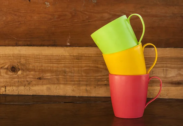Stapel Voor Kleurrijke Koffie Cups Een Oude Houten Achtergrond — Stockfoto