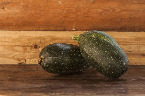 Frische Zucchini Auf Holzgrund — Stockfoto