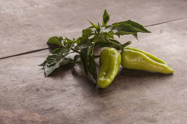 Frische Gelb Grüne Paprika Auf Rustikalem Holztisch — Stockfoto