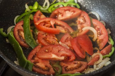 Sebze ile tavada kavurma. yeşil biber, soğan, domates