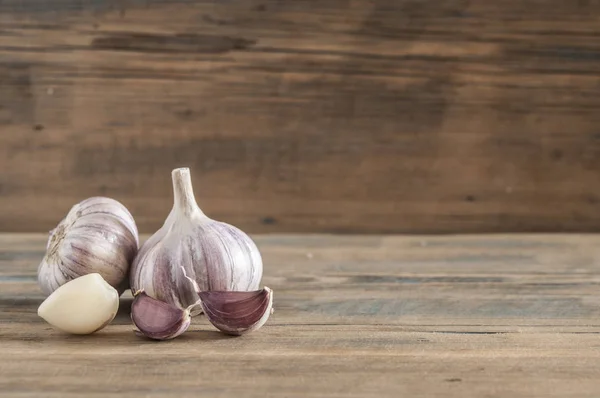 Purple Garlic Bulbs Garlic Old Wooden Surface — Stock Photo, Image