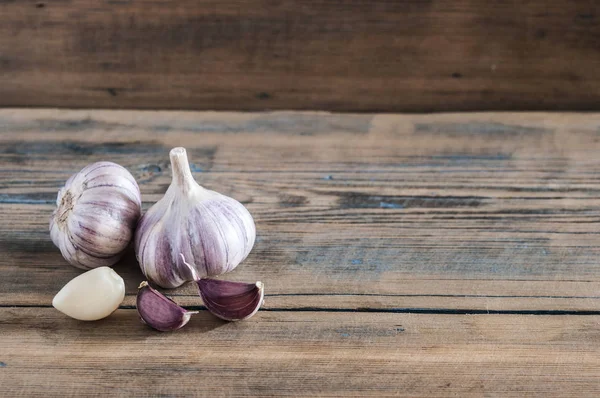 Alho Roxo Bolbos Alho Superfície Madeira Velha — Fotografia de Stock