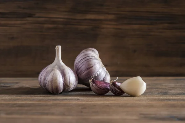 Alho Roxo Bolbos Alho Superfície Madeira Velha — Fotografia de Stock