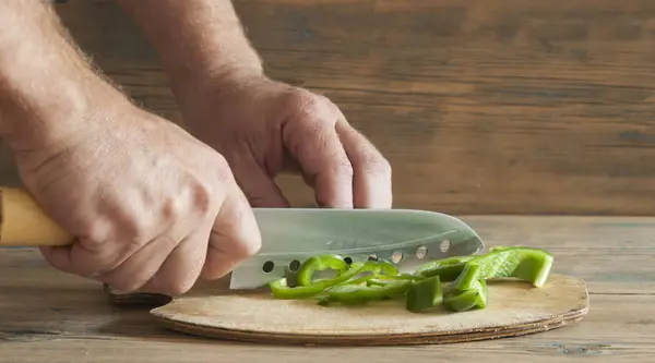 Cocina Comida Concepto Hogar Primer Plano Mano Masculina Corte Pimienta — Foto de Stock