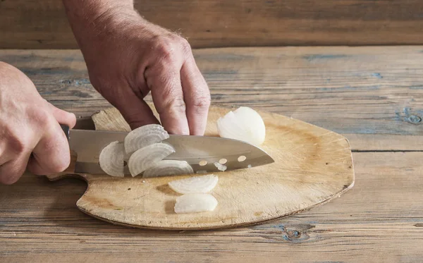 Chef Che Taglia Cipolle Una Tavola Legno — Foto Stock