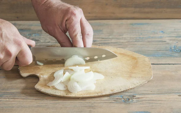 Chef Che Taglia Cipolle Una Tavola Legno — Foto Stock