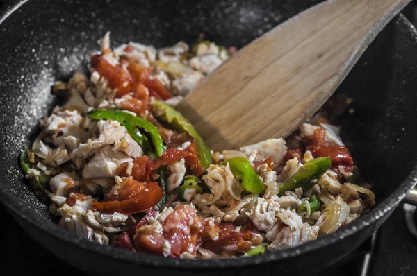 Carne Macinata Pollo Fritto Con Pepe Cipolla Pomodori Una Padella — Foto Stock