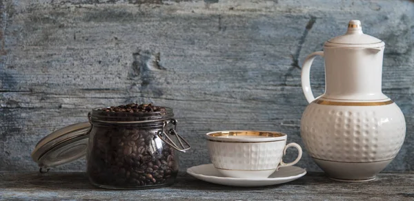 一杯のコーヒーと木製の背景上の成分 — ストック写真