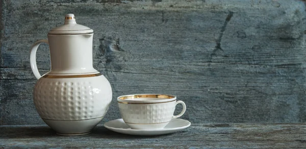 白コーヒー カップとソーサーの木のテーブルに陶磁器のコーヒー ポット — ストック写真