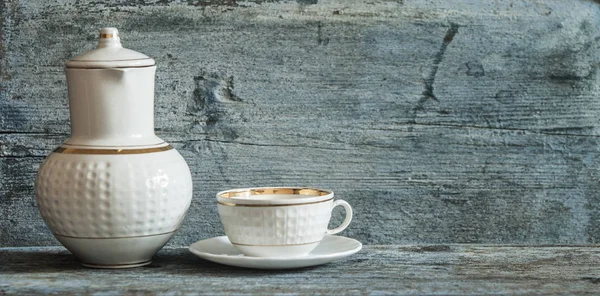 白コーヒー カップとソーサーの木のテーブルに陶磁器のコーヒー ポット — ストック写真