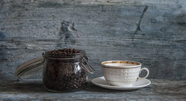 Tasse Kaffee Und Zutaten Auf Holzgrund — Stockfoto