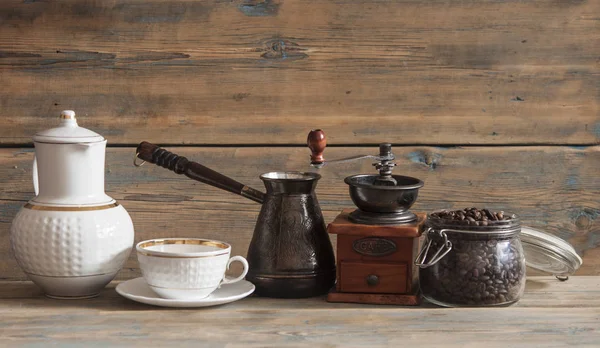 Pražená Zrnková Káva Skleněné Nádobce Mlýnek Kávu Jezva Dřevo Stůl — Stock fotografie