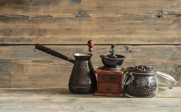 Pražená Zrnková Káva Skleněné Nádobce Mlýnek Kávu Jezva Dřevo Stůl — Stock fotografie