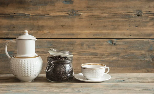 一杯のコーヒーと木製の背景上の成分 — ストック写真