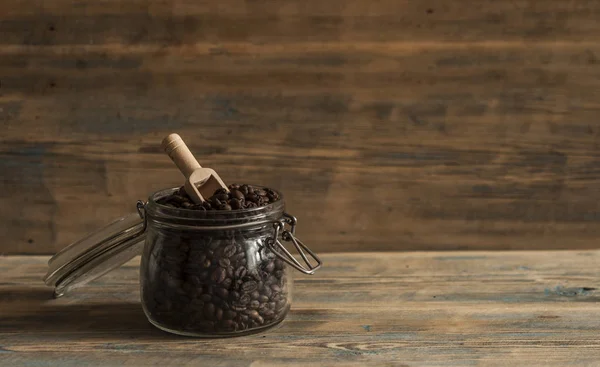 Rostade Kaffebönor Glasburkar Trä Bord — Stockfoto