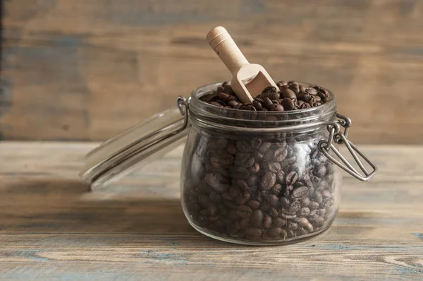 Rostade Kaffebönor Glasburkar Trä Bord — Stockfoto