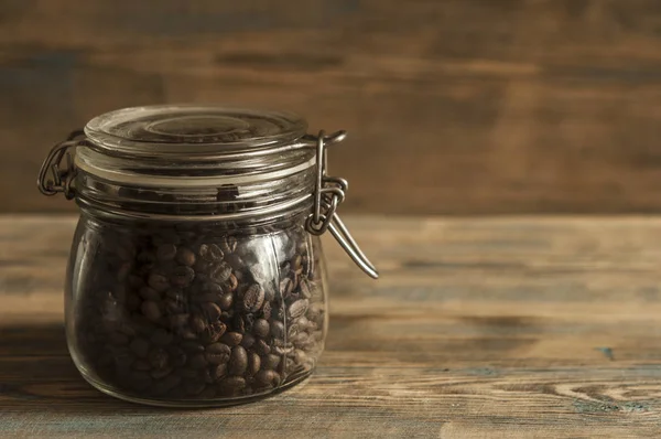 木製テーブルの上のガラスの瓶でコーヒー豆の焙煎 — ストック写真