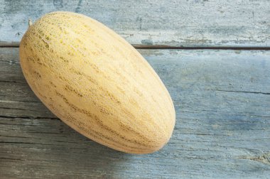 Taze yeşil kavun meyve, ahşap masa üzerinde kavun üstten görünüm