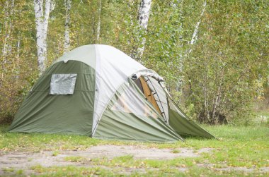Bir orman arka plan, kamp kamp, hiking kavramı karşı çadır.