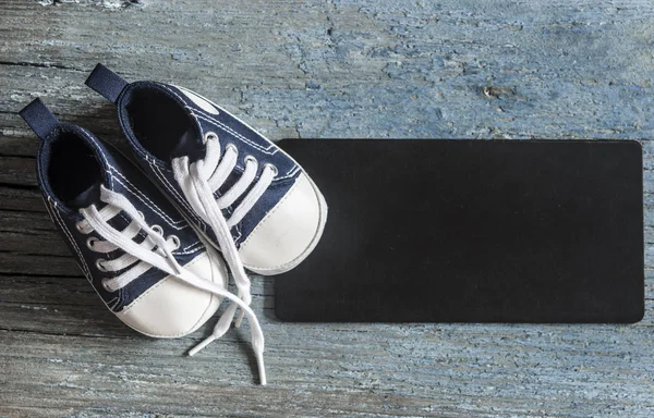 Vista Dall Alto Carino Scarpe Bambino Lavagna Nera Sfondo Legno — Foto Stock