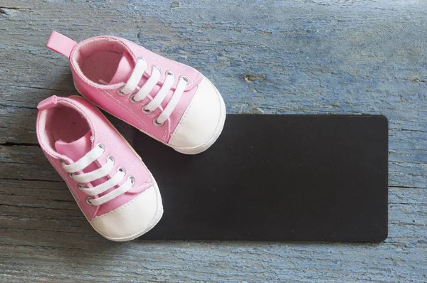 Top Ver Lindos Zapatos Bebé Tablero Negro Sobre Fondo Madera — Foto de Stock