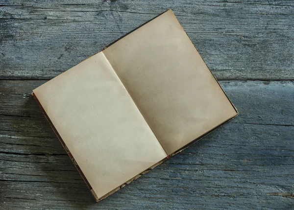 Antiguo Libro Abierto Con Páginas Blanco Sobre Tabla Madera Espacio —  Fotos de Stock