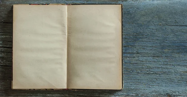 Ancien Livre Ouvert Avec Des Pages Blanches Sur Une Table — Photo