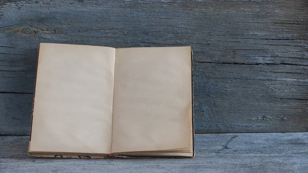 Oude Open Boek Met Lege Pagina Houten Tafel Ruimte Voor — Stockfoto