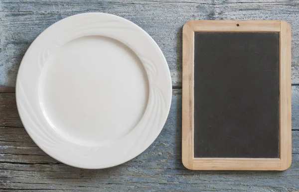 Blackboard Menu Recipe White Empty Plate Wood Texture Background — Stock Photo, Image