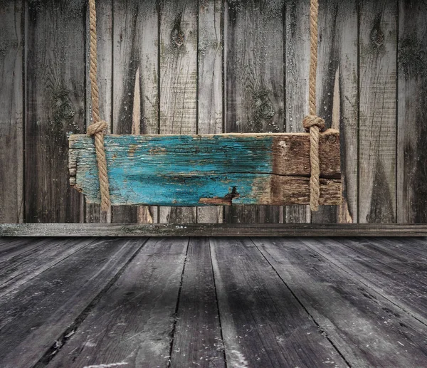 暗い汚れたとコピー スペースに掛かっている古い木製バナー — ストック写真