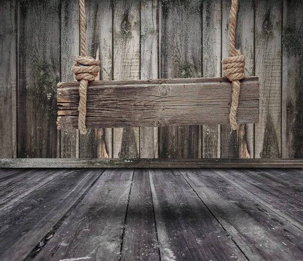 Старый Деревянный Баннер Висящий Тёмной Громоздкой Комнате Копирующий Пространство — стоковое фото