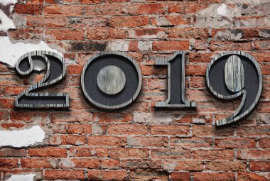 Yeni yıl çözünürlük 2019 kavramı. Ahşap yıl sayı tuğla duvar, metniniz için kopya alanı ile